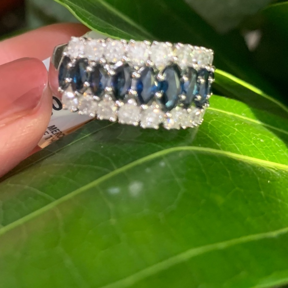 Solid gold ring with diamonds and sapphire